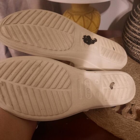 Womens Crocs Sanrah Hammered Gold Disk Embellished Wedge Sandals Sz 8 MSRP - Picture 8 of 8